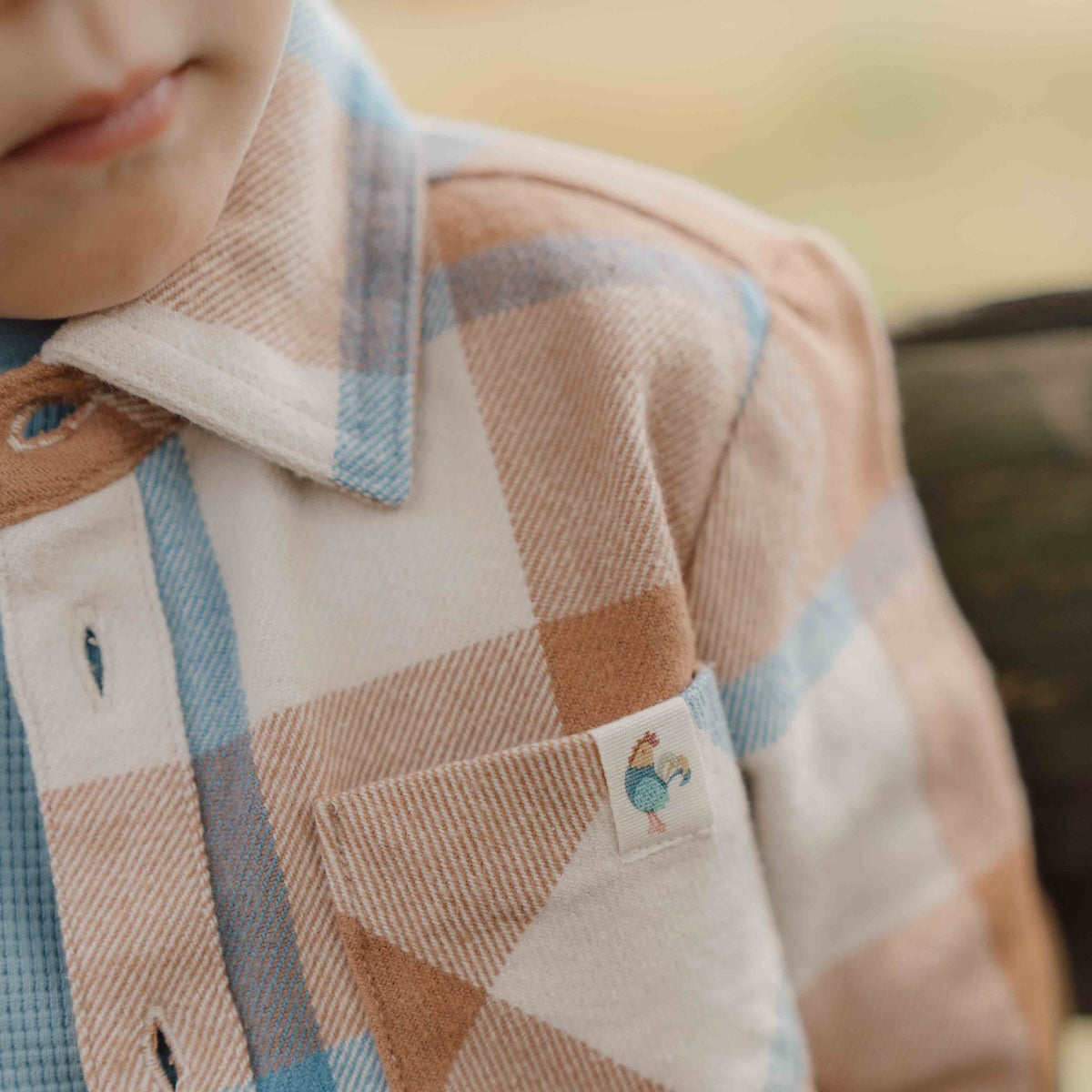 Stoer en warm op pad in de blouse in ice blue check van Little Dutch. Je kindje blijft heerlijk warm met dit zachte, warme flanellen overhemd. Naast dat dit geruite overhemd of overshirt warm en comfortabel is, ziet het er ook ontzettend stoer uit! VanZus