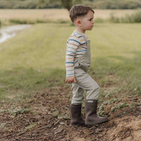 Ga lekker op avontuur in het gestreepte t-shirt met lange mouw in de variant stripe van Little Dutch. De vrolijke kleuren en strepen van deze longsleeve maken het een heerlijk draagbaar shirt. VGemaakt van zacht off-white biologisch katoen, met strepen in aardetinten. Het borstzakje voegt een speels detail toe.  VanZus