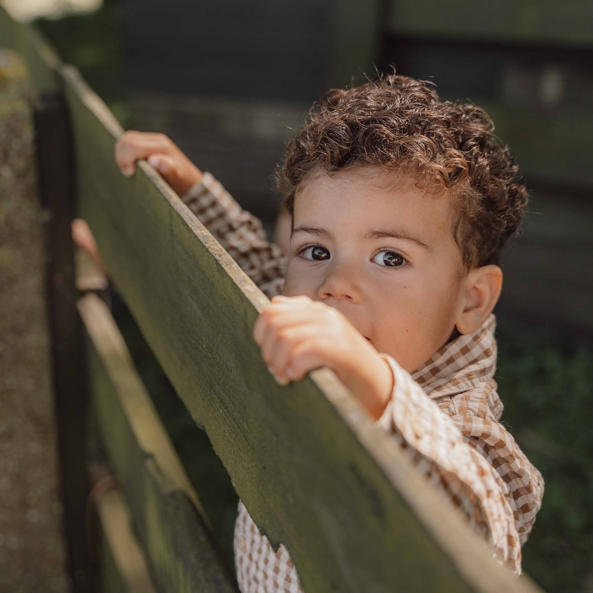 Hoe schattig is deze overhemd met de print brown check van Little Dutch? De ruitjes hebben een leuk en speels effect op je outfit en zijn een mooie toevoeging aan de garderobe van je kleintje! VanZus