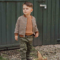 Deze heerlijke gebreide trui in de kleur brown van Little Dutch wordt vast een favoriet in de kast van jouw kleintje!  De mooie camelkleurige trui heeft op de borst een klein logo en is heel makkelijk te combineren. VanZus