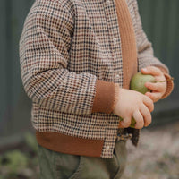 Dit trendy vest green check van Little Dutch is onwijs stoer om te zien en zal je kleintje superstoer staan. Het geruite jasje heeft een trendy en sportief baseballmodel. Het baseballjasje heeft een geborduurde tekst op zowel de voor- als de achterkant. VanZus 