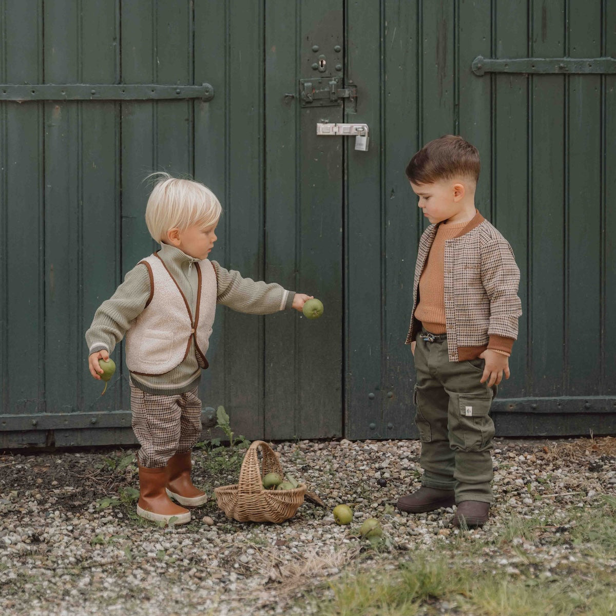 Dit trendy vest green check van Little Dutch is onwijs stoer om te zien en zal je kleintje superstoer staan. Het geruite jasje heeft een trendy en sportief baseballmodel. Het baseballjasje heeft een geborduurde tekst op zowel de voor- als de achterkant. VanZus 