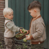 Dit trendy vest green check van Little Dutch is onwijs stoer om te zien en zal je kleintje superstoer staan. Het geruite jasje heeft een trendy en sportief baseballmodel. Het baseballjasje heeft een geborduurde tekst op zowel de voor- als de achterkant. VanZus 