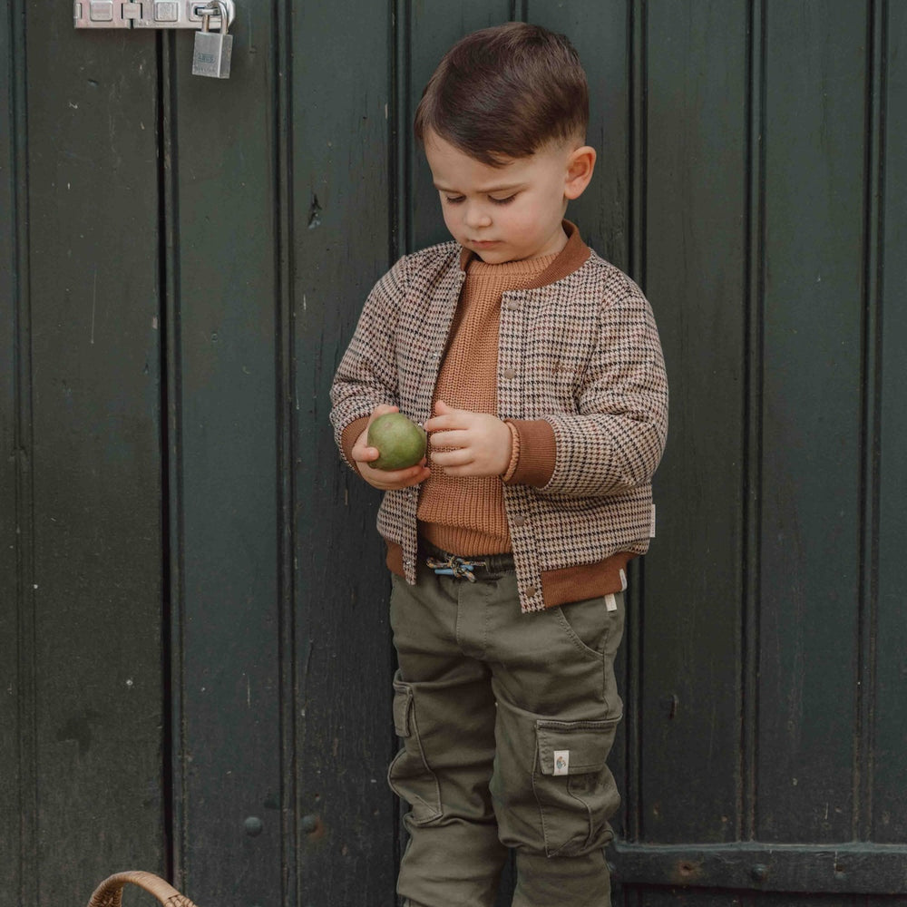 Deze stoere broek in dark green (groen) van Little Dutch is niet alleen heel comfortabel, maar ziet er ook heel stoer uit.  De legergroene cargo joggingbroek is gemaakt van elastisch biologisch katoen. De jogger is voorzien van handige steekzakken en stoere cargozakken aan de zijkant. VanZus