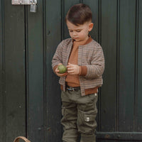 Dit trendy vest green check van Little Dutch is onwijs stoer om te zien en zal je kleintje superstoer staan. Het geruite jasje heeft een trendy en sportief baseballmodel. Het baseballjasje heeft een geborduurde tekst op zowel de voor- als de achterkant. VanZus 