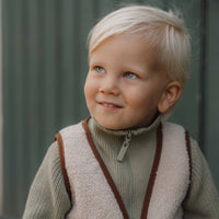 Wat zal je kindje er stoer uitzien in de gebreide trui in green van Little Dutch! Deze heerlijke, warme trui heeft gave details zoals de hals met contrasterende rits en de ingebreide strepen in de boorden van de trui.  Door de mooie legergroene kleur is de trui eenvoudig te combineren. VanZus