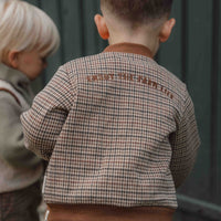 Dit trendy vest green check van Little Dutch is onwijs stoer om te zien en zal je kleintje superstoer staan. Het geruite jasje heeft een trendy en sportief baseballmodel. Het baseballjasje heeft een geborduurde tekst op zowel de voor- als de achterkant. VanZus 