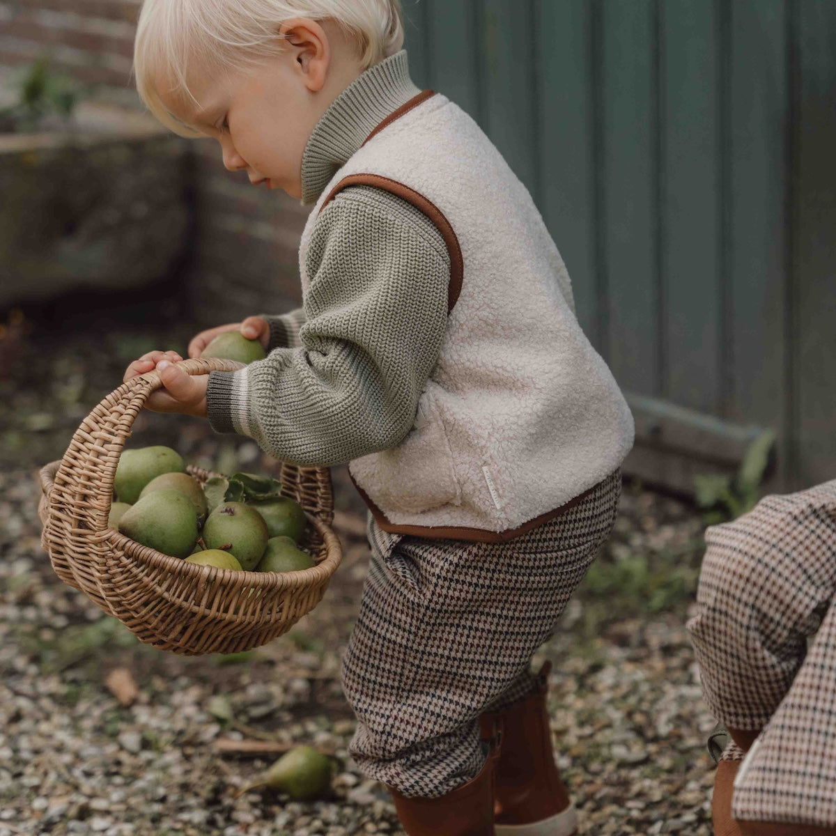 Met het gilet van Little Dutch in de kleur sand voeg je een vleugje stijl toe aan de outfit van je kind. Het gilet is omkeerbaar en kan op twee manieren gedragen worden: de kant van de teddystof of de kant met ruitjesprint. VanZus