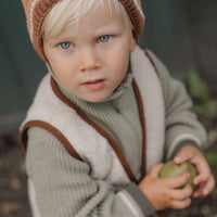 Wat zal je kindje er stoer uitzien in de gebreide trui in green van Little Dutch! Deze heerlijke, warme trui heeft gave details zoals de hals met contrasterende rits en de ingebreide strepen in de boorden van de trui.  Door de mooie legergroene kleur is de trui eenvoudig te combineren. VanZus