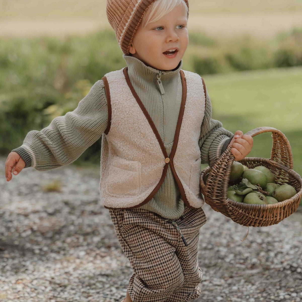 Wat zal je kindje er stoer uitzien in de gebreide trui in green van Little Dutch! Deze heerlijke, warme trui heeft gave details zoals de hals met contrasterende rits en de ingebreide strepen in de boorden van de trui.  Door de mooie legergroene kleur is de trui eenvoudig te combineren. VanZus