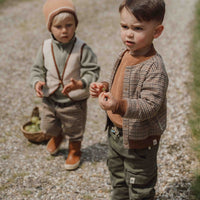 Deze stoere broek in dark green (groen) van Little Dutch is niet alleen heel comfortabel, maar ziet er ook heel stoer uit.  De legergroene cargo joggingbroek is gemaakt van elastisch biologisch katoen. De jogger is voorzien van handige steekzakken en stoere cargozakken aan de zijkant. VanZus