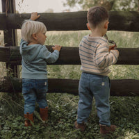 Deze sweater in ice blue van Little Dutch is een heerlijk shirt voor je kleintje om te dragen op de frissere dagen. De capuchontrui heeft een mooie ijsblauwe kleur en op de achterzijde de print van een tractor.  De hoodie is gemaakt van biologisch katoen met een extra zachte binnenkant. VanZus