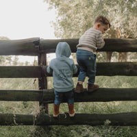 Denim is altijd een goede keuze! Deze broek van Little Dutch, gemaakt van rekbare denim, is de perfecte broek voor avonturen groot en klein.  Met een elastische tailleband zorgt deze jeans joggingbroek voor een comfortabele pasvorm.  Een supertoffe spijkerbroek voor je kind. VanZus