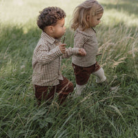 Hoe schattig is deze overhemd met de print brown check van Little Dutch? De ruitjes hebben een leuk en speels effect op je outfit en zijn een mooie toevoeging aan de garderobe van je kleintje! VanZus