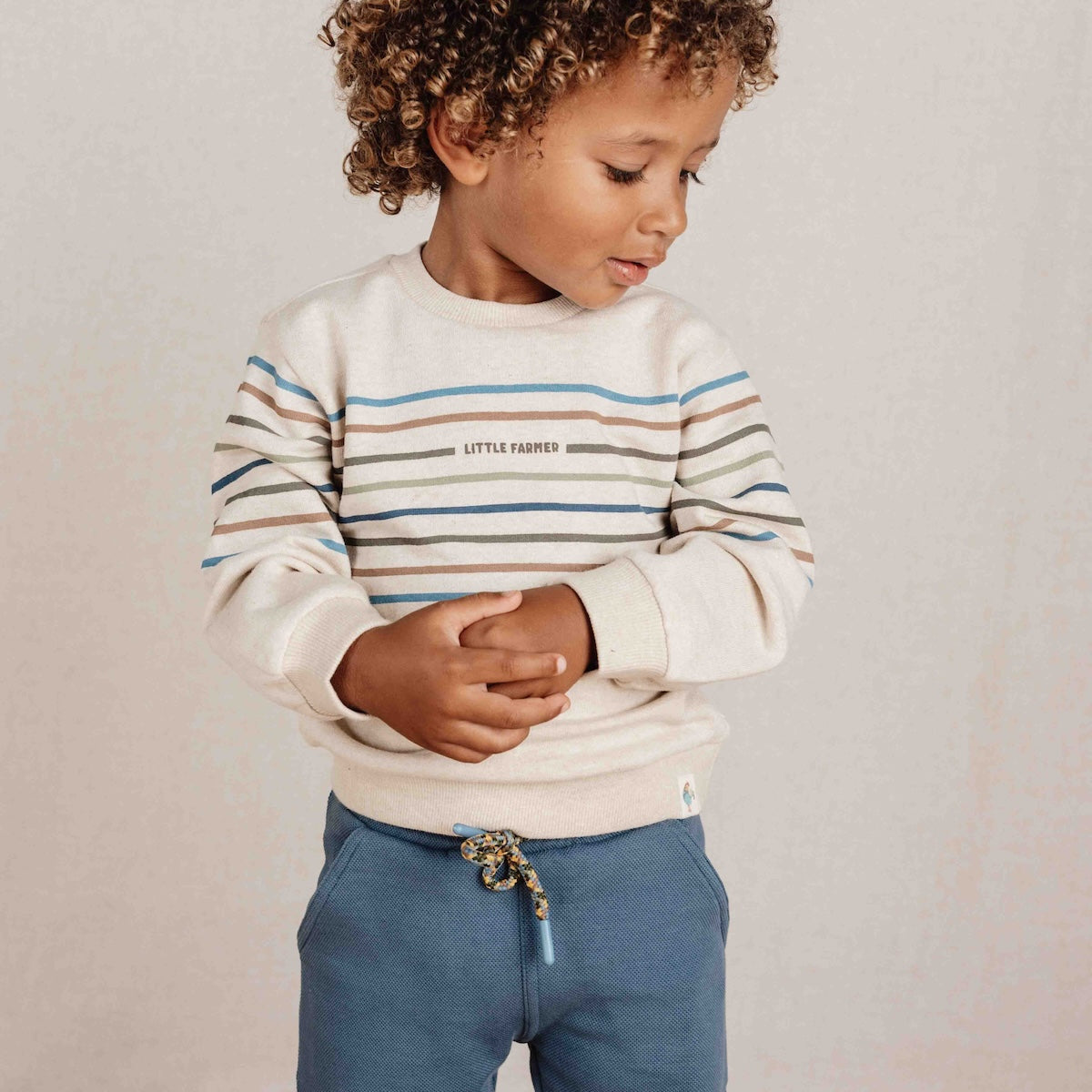 Deze broek in donkerblauw (dark blue) van Little Dutch is gemaakt van biologisch katoen en is het perfect voor elke avontuur van je kindje. De jogger heeft handige steekzakken, perfect voor het opbergen van kleine vondsten. De verstelbare elastische tailleband van de joggingbroek zorgt voor een goede pasvorm. VanZus