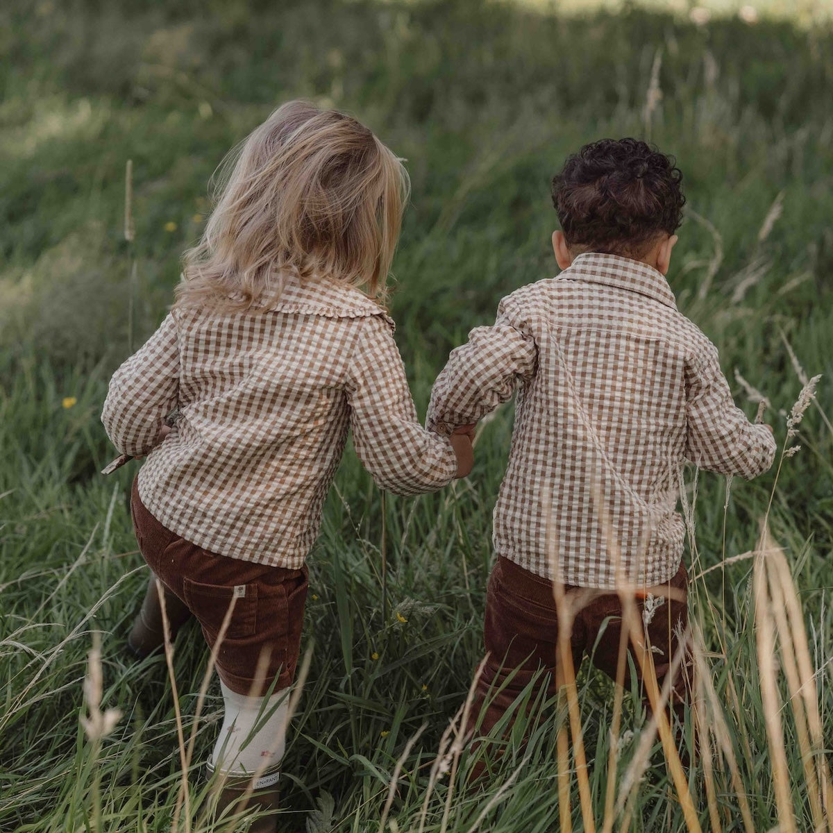 Hoe schattig is deze overhemd met de print brown check van Little Dutch? De ruitjes hebben een leuk en speels effect op je outfit en zijn een mooie toevoeging aan de garderobe van je kleintje! VanZus