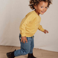 Deze sweater van Little Dutch in de kleur mustard yellow (geel) heeft vrolijke, geborduurde letters met de tekst "Living The Farm Life" op de voorzijde. Heerlijk zacht door het zachte biologisch katoen en daardoor is het sweatshirt heel comfortabel. VanZus