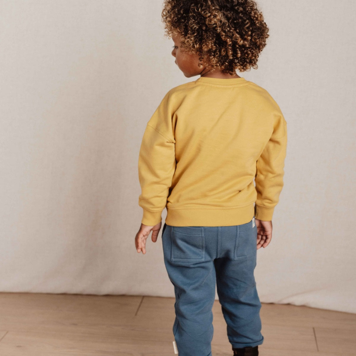 Deze sweater van Little Dutch in de kleur mustard yellow (geel) heeft vrolijke, geborduurde letters met de tekst "Living The Farm Life" op de voorzijde. Heerlijk zacht door het zachte biologisch katoen en daardoor is het sweatshirt heel comfortabel. VanZus