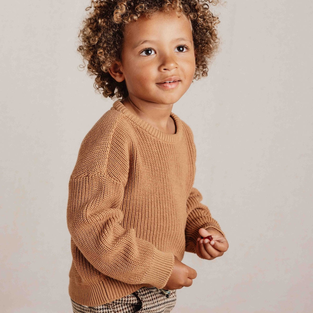 Deze heerlijke gebreide trui in de kleur brown van Little Dutch wordt vast een favoriet in de kast van jouw kleintje!  De mooie camelkleurige trui heeft op de borst een klein logo en is heel makkelijk te combineren. VanZus