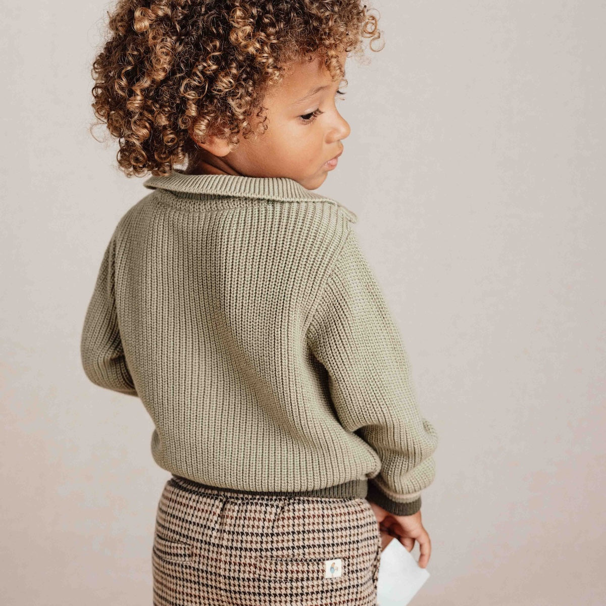 De broek green check van Little Dutch heeft een klassieke ruit in een sportieve stijl! Wat zal jouw kleintje shinen hierin!  Deze trendy jogger combineert een tijdloos groen ruitontwerp met een sportieve look. Gemaakt van een zachte stof is deze broek niet alleen heel hip voor je kleintje, maar ook heel comfortabel. VanZus