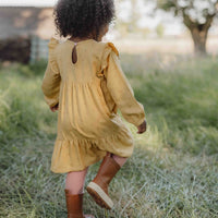 De Little Dutch blooming flower jurk met lange mouw in de kleur warm yellow is een prachtige jurk voor je kleintje. De jurk is gemaakt van een zachte stof en heeft een felle gele kleur, wat zorgt voor frisse en leuke uitstraling. VanZus