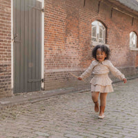 Hoe je de blouse brown check van Little Dutch ook combineert: je meisje zal er geweldig uitzien! De geruite blouse met lange mouwen heeft een bruin-wit patroon en een mooie opvallende kraag met ruches. Zo ziet de blouse er meteen heel bijzonder en meisjesachtig uit. De stof met textuur is van biologisch katoen. VanZus