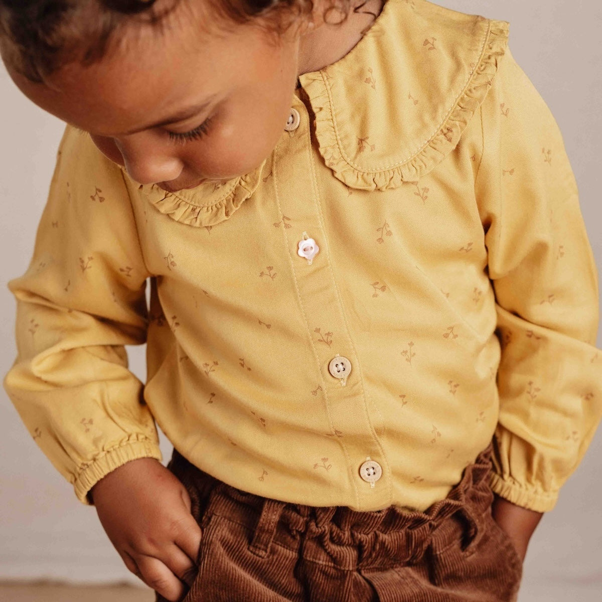 Steelt jouw kleintje de show in de prachtige blouse warm yellow blooming flower van Little Dutch? Deze prachtige blouse met lange mouwen heeft een warme gele tint. De blouse is ontzettend leuk te combineren, zowel voor een nette gelegenheid als op een stoere jeans.  VanZus