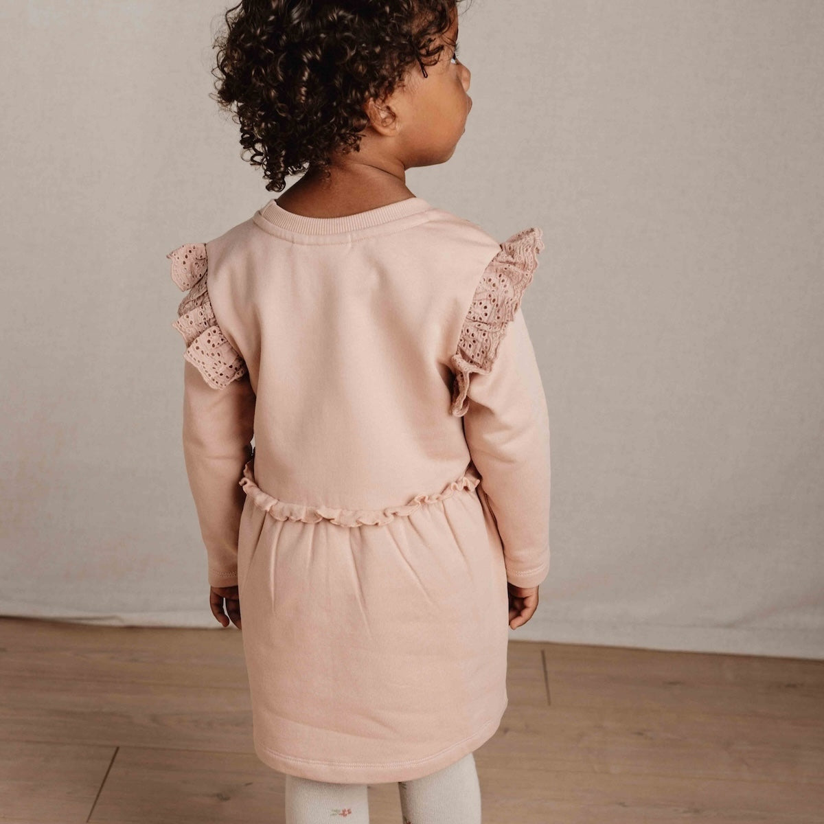 De Little Dutch jurk met lange mouw in de kleur soft rose is een prachtige jurk voor je kleintje. De jurk is gemaakt van een zachte stof en heeft een subtiele roze kleur, wat zorgt voor frisse en leuke uitstraling. VanZus