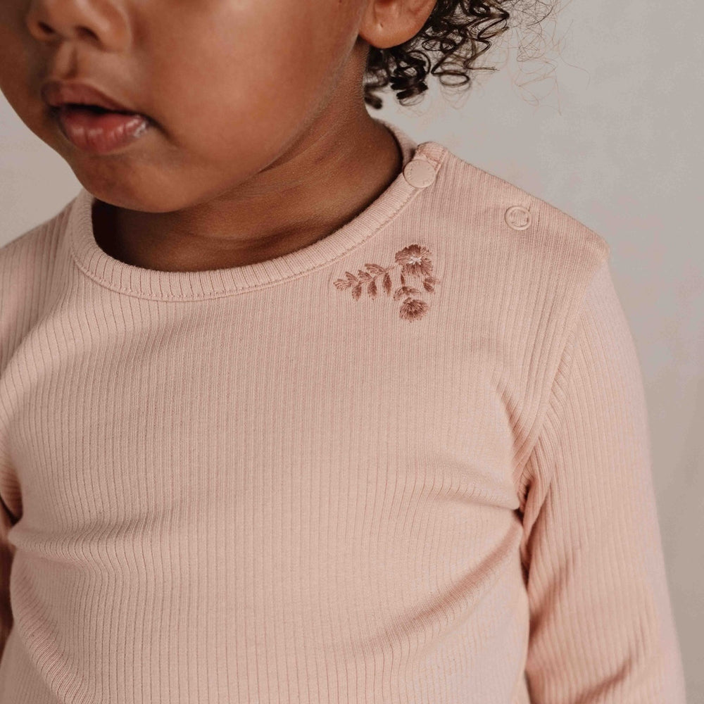 Dit basic t-shirt met lange mouw in de kleur soft rose van Little Dutch wil je niet missen in de kast van jouw kleintje.  Girly, superzacht en vrijwel altijd goed te combineren! De longsleeve is gemaakt van zacht biologisch katoen met een geribbelde textuur. Zacht en comfortabel. VanZus 