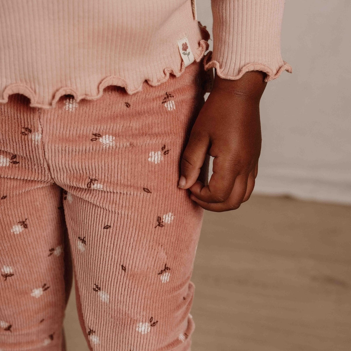 Deze schattige broek in warm rose flowers van Little Dutch heeft een stijlvol flared pasvorm die de outfit van je kleintje meteen een trendy upgrade geeft.  Gemaakt van zacht biologisch katoen met een geribbelde textuur voor een fijne pasvorm. VanZus