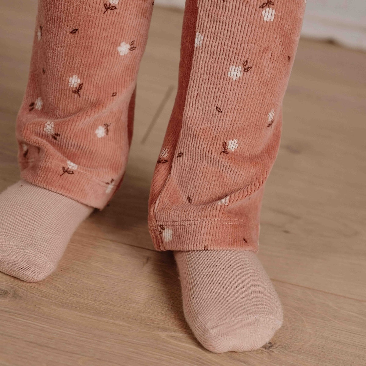 Deze schattige broek in warm rose flowers van Little Dutch heeft een stijlvol flared pasvorm die de outfit van je kleintje meteen een trendy upgrade geeft.  Gemaakt van zacht biologisch katoen met een geribbelde textuur voor een fijne pasvorm. VanZus