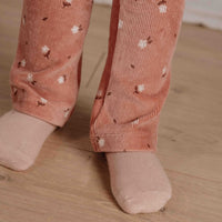 Maak je outfit compleet met deze vrolijke roze sokken van Little Dutch (3-pack)! Deze schattige sokken nemen je mee op elk avontuur. Wat is jouw favoriete paar? Er zijn drie verschillende stijlen om uit te kiezen. Schattige, romantische sokken voor je mini! VanZus