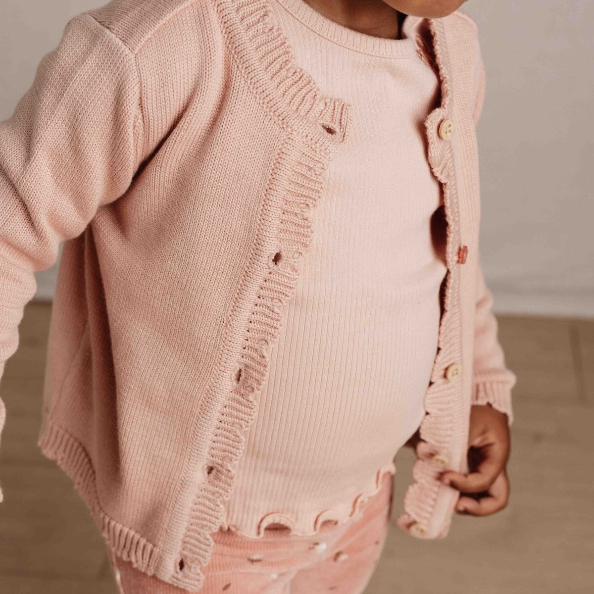 Wat zal het gebreid vest in soft rose van Little Dutch je kindje mooi staan! Het oudroze vest is heerlijk zacht en comfortabel door het zachte biologisch katoen. Het gebreide vestje is fijn te dragen als het wat frisser wordt en leent zich perfect voor het maken van laagjes met een top, t-shirt, longsleeve of blouse. 