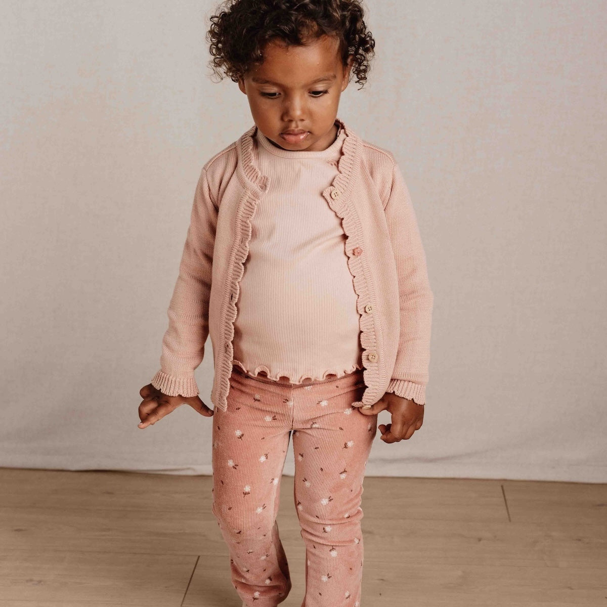 Wat zal het gebreid vest in soft rose van Little Dutch je kindje mooi staan! Het oudroze vest is heerlijk zacht en comfortabel door het zachte biologisch katoen. Het gebreide vestje is fijn te dragen als het wat frisser wordt en leent zich perfect voor het maken van laagjes met een top, t-shirt, longsleeve of blouse. 