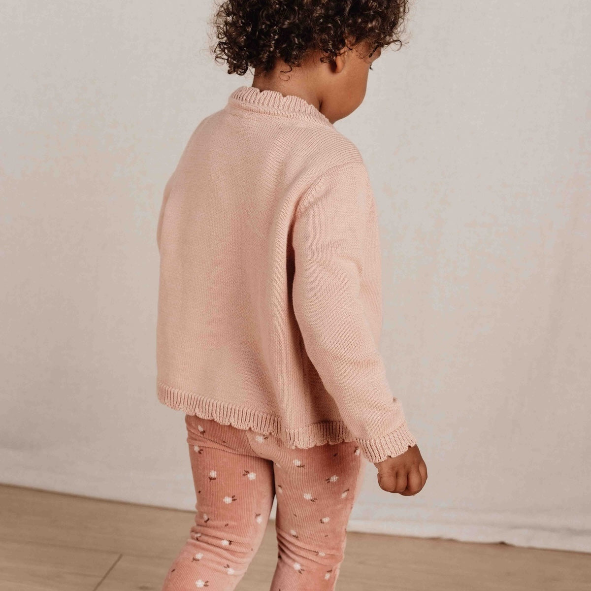 Deze schattige broek in warm rose flowers van Little Dutch heeft een stijlvol flared pasvorm die de outfit van je kleintje meteen een trendy upgrade geeft.  Gemaakt van zacht biologisch katoen met een geribbelde textuur voor een fijne pasvorm. VanZus