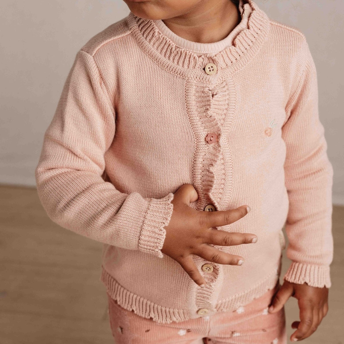 Wat zal het gebreid vest in soft rose van Little Dutch je kindje mooi staan! Het oudroze vest is heerlijk zacht en comfortabel door het zachte biologisch katoen. Het gebreide vestje is fijn te dragen als het wat frisser wordt en leent zich perfect voor het maken van laagjes met een top, t-shirt, longsleeve of blouse. 