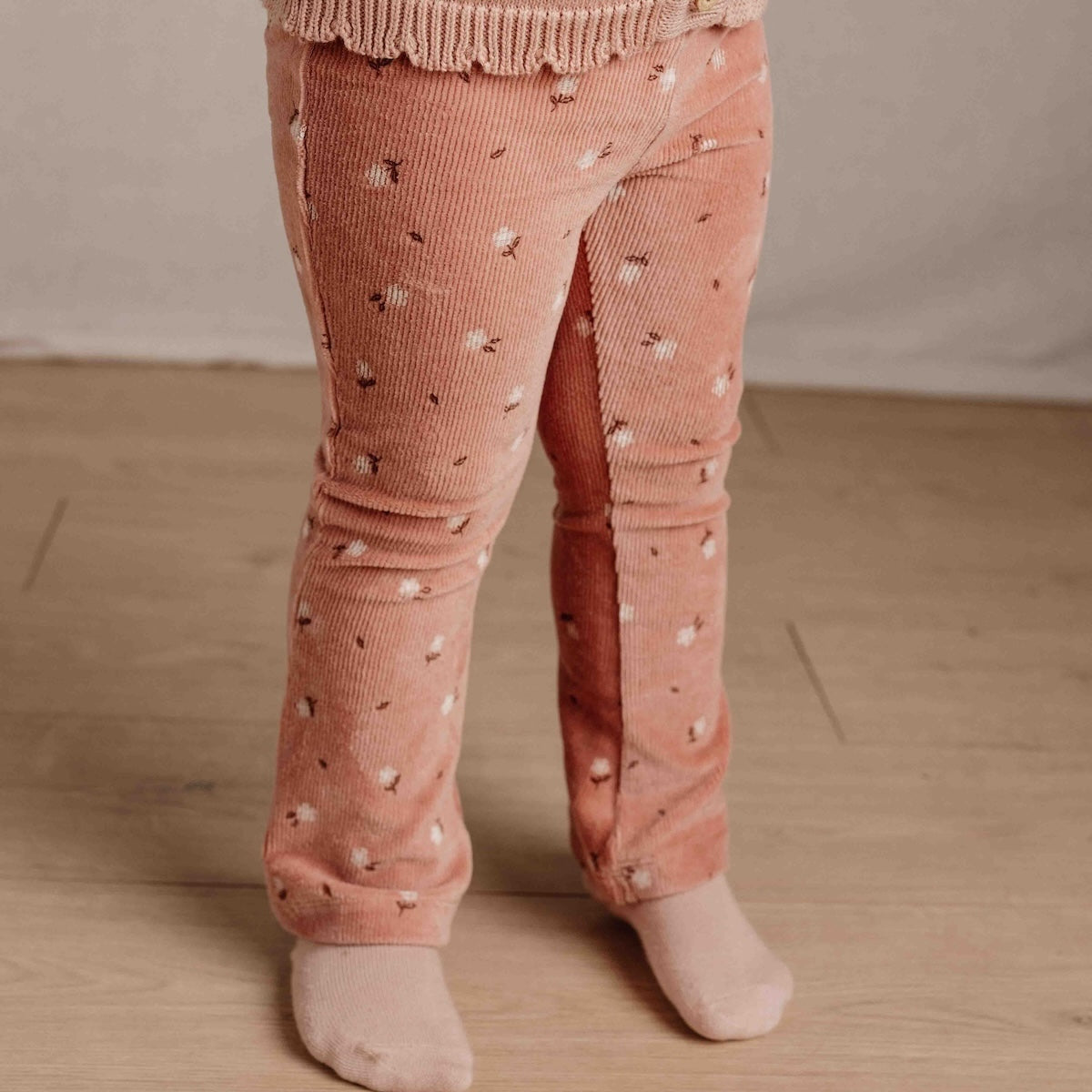 Deze schattige broek in warm rose flowers van Little Dutch heeft een stijlvol flared pasvorm die de outfit van je kleintje meteen een trendy upgrade geeft.  Gemaakt van zacht biologisch katoen met een geribbelde textuur voor een fijne pasvorm. VanZus