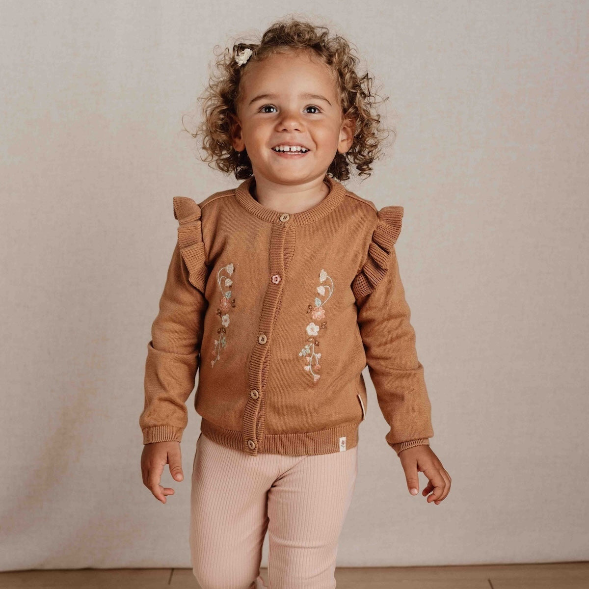 Wat zal het gebreid vest in brown van Little Dutch je kindje mooi staan! Het bruine vestje is heerlijk zacht en comfortabel door het zachte biologisch katoen. Het gebreide vestje is fijn te dragen als het frisser wordt en leent zich perfect voor het maken van laagjes met een top, t-shirt, longsleeve of blouse. VanZus