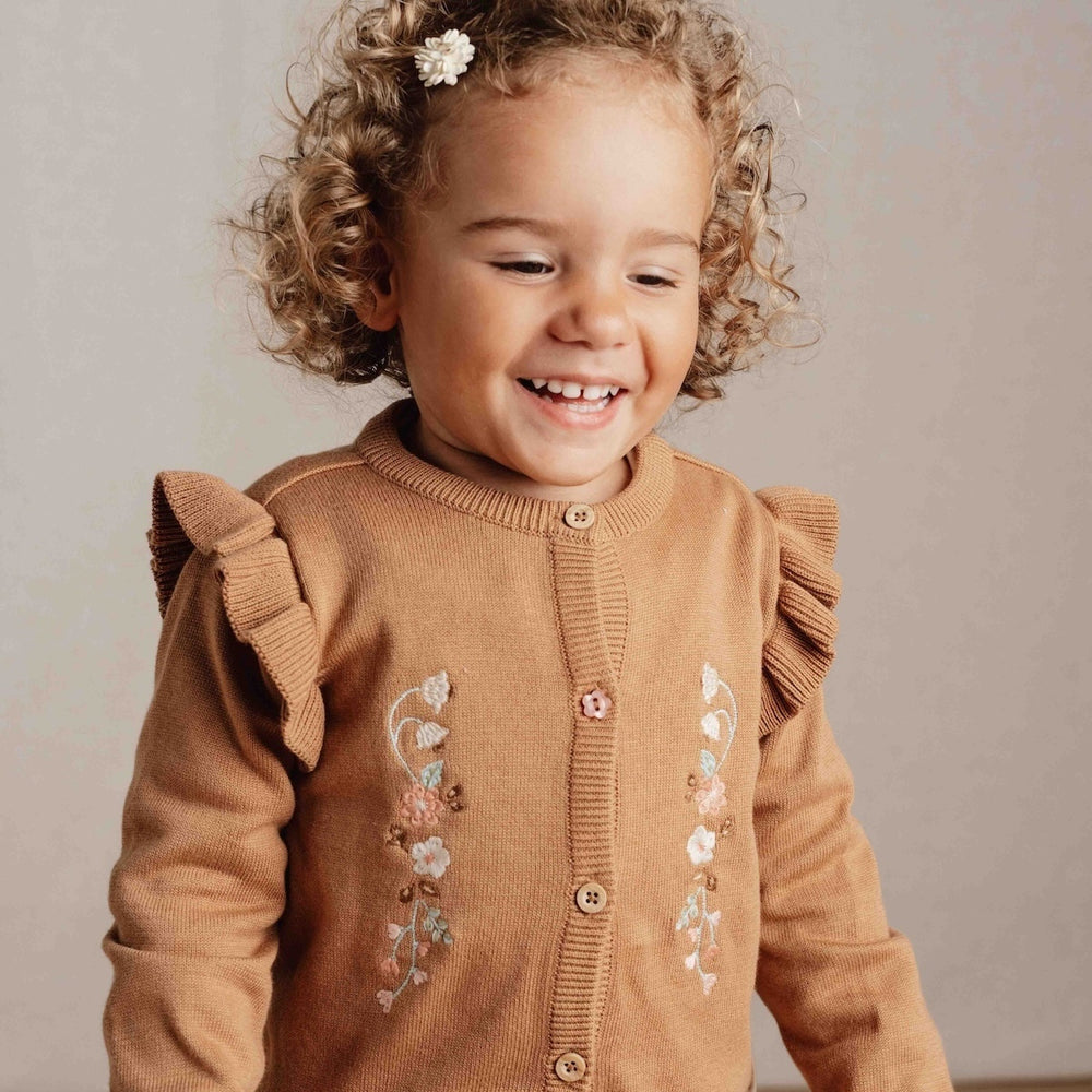 Wat zal het gebreid vest in brown van Little Dutch je kindje mooi staan! Het bruine vestje is heerlijk zacht en comfortabel door het zachte biologisch katoen. Het gebreide vestje is fijn te dragen als het frisser wordt en leent zich perfect voor het maken van laagjes met een top, t-shirt, longsleeve of blouse. VanZus