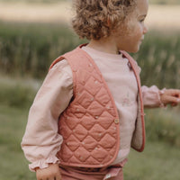 Met het omkeerbaar gilet van Little Dutch in de kleur sand/warm rose blooming flower voeg je een vleugje stijl toe aan de outfit van je kind. Het gilet kan op twee manieren gedragen worden: de kant van de teddystof of de kant met bloemetjesprint. VanZus