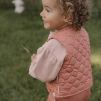 Met het omkeerbaar gilet van Little Dutch in de kleur sand/warm rose blooming flower voeg je een vleugje stijl toe aan de outfit van je kind. Het gilet kan op twee manieren gedragen worden: de kant van de teddystof of de kant met bloemetjesprint. VanZus