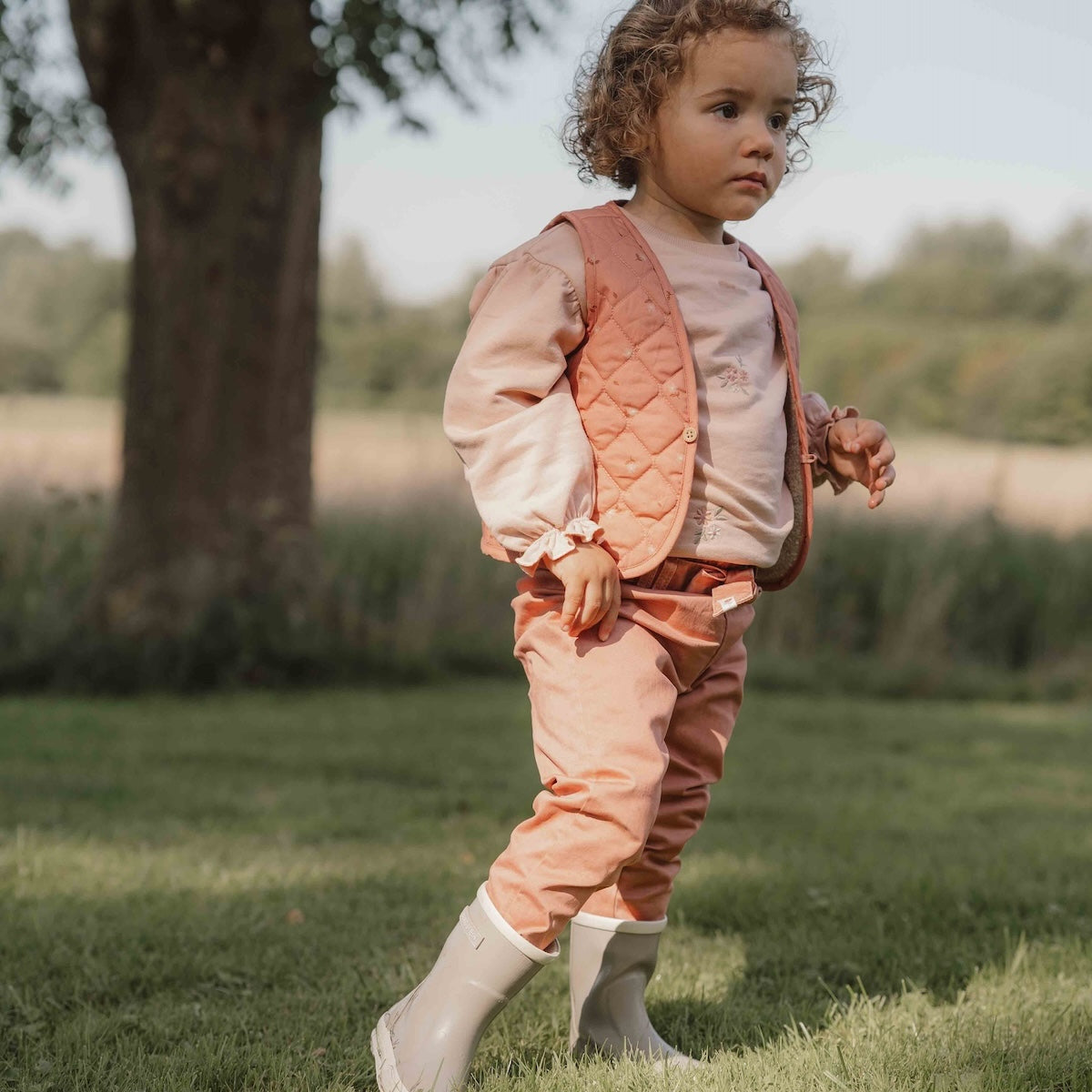 Wat zal jouw kindje stralen in deze sweater in de kleur soft rose van Little Dutch! Vind je 'm niet onwijs schattig?  Deze warme sweater is heel zacht aan de binnenkant en heeft aan de voorkant geborduurde kleine bloemetjes. Gemaakt van biologisch katoen in een mooie oudroze kleur. VanZus 