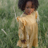 De Little Dutch blooming flower jurk met lange mouw in de kleur warm yellow is een prachtige jurk voor je kleintje. De jurk is gemaakt van een zachte stof en heeft een felle gele kleur, wat zorgt voor frisse en leuke uitstraling. VanZus