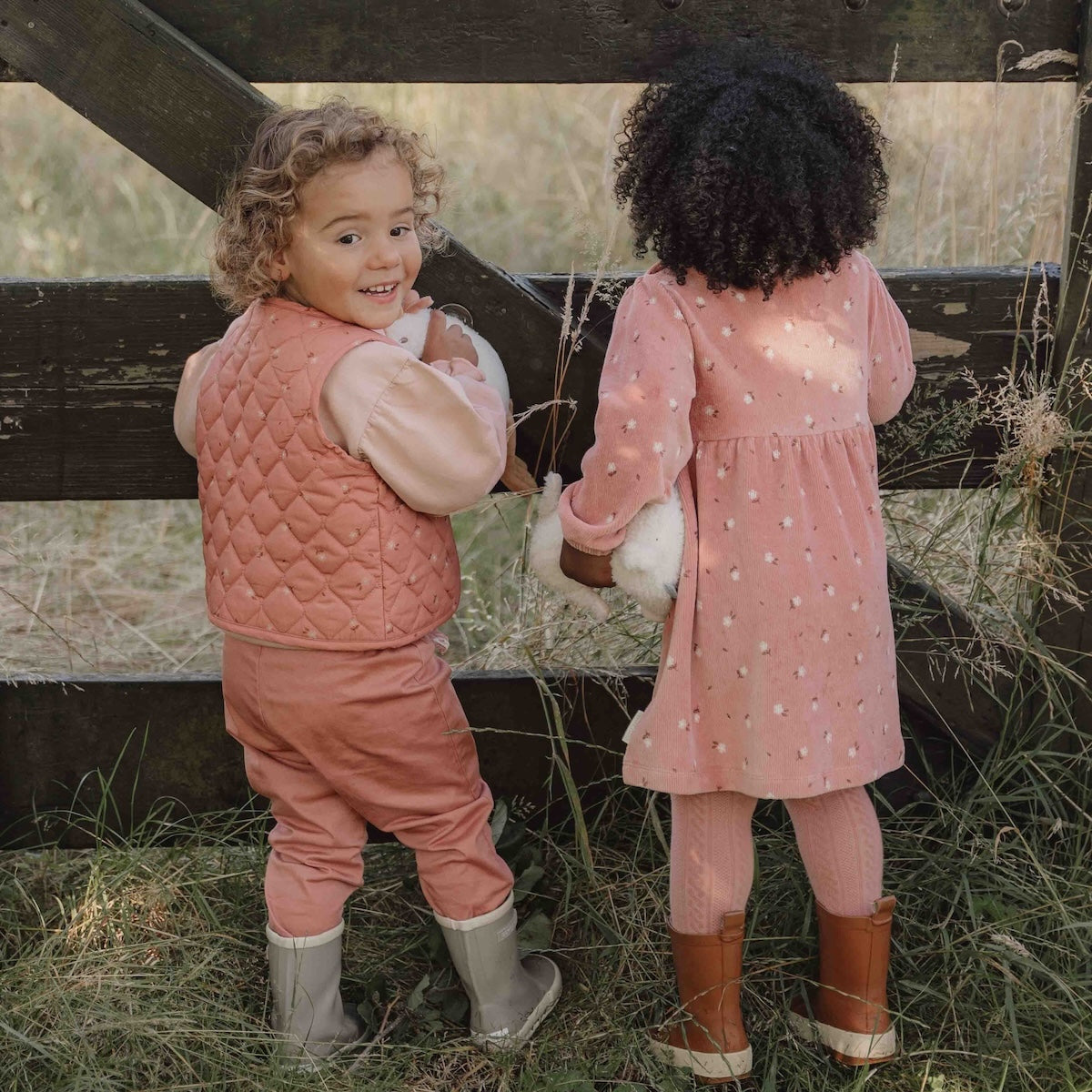 Deze schattige broek in warm rose van Little Dutch zal jouw kleintje vast geweldig staan. Fijn te combineren door de mooie pasvorm en in een mooie, oudroze kleur. Deze stoere broek is gemaakt van een comfortabele stof met een subtiele stretch voor een zachte en flexibele pasvorm. VanZus