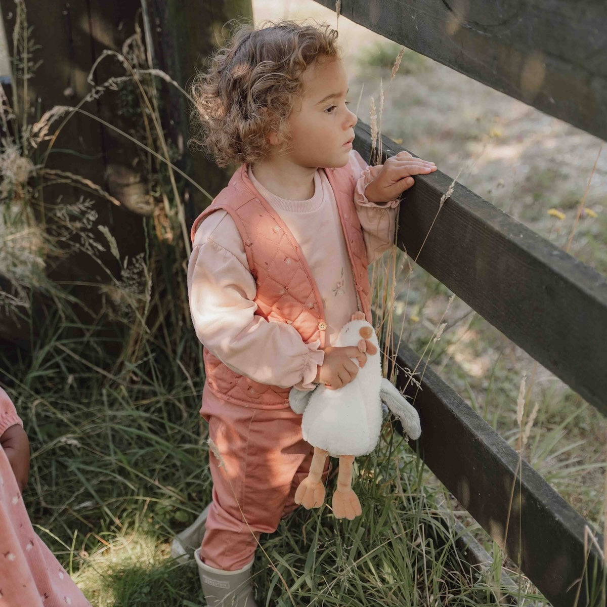 Met het omkeerbaar gilet van Little Dutch in de kleur sand/warm rose blooming flower voeg je een vleugje stijl toe aan de outfit van je kind. Het gilet kan op twee manieren gedragen worden: de kant van de teddystof of de kant met bloemetjesprint. VanZus