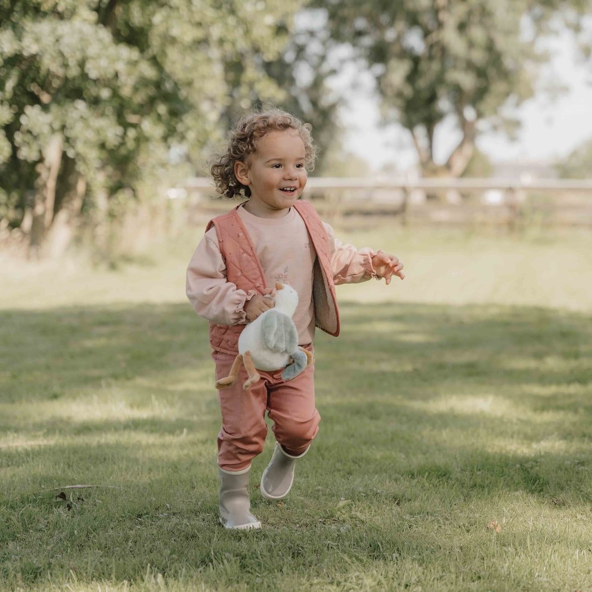 Met het omkeerbaar gilet van Little Dutch in de kleur sand/warm rose blooming flower voeg je een vleugje stijl toe aan de outfit van je kind. Het gilet kan op twee manieren gedragen worden: de kant van de teddystof of de kant met bloemetjesprint. VanZus