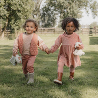 Deze schattige broek in warm rose van Little Dutch zal jouw kleintje vast geweldig staan. Fijn te combineren door de mooie pasvorm en in een mooie, oudroze kleur. Deze stoere broek is gemaakt van een comfortabele stof met een subtiele stretch voor een zachte en flexibele pasvorm. VanZus