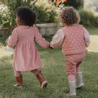 De Little Dutch flower jurk met lange mouw in de kleur warm rose is een prachtige jurk voor je kleintje. De jurk is gemaakt van een zachte stof en heeft een warme roze kleur, wat zorgt voor frisse en leuke uitstraling. VanZus