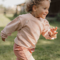 Wat zal jouw kindje stralen in deze sweater in de kleur soft rose van Little Dutch! Vind je 'm niet onwijs schattig?  Deze warme sweater is heel zacht aan de binnenkant en heeft aan de voorkant geborduurde kleine bloemetjes. Gemaakt van biologisch katoen in een mooie oudroze kleur. VanZus 