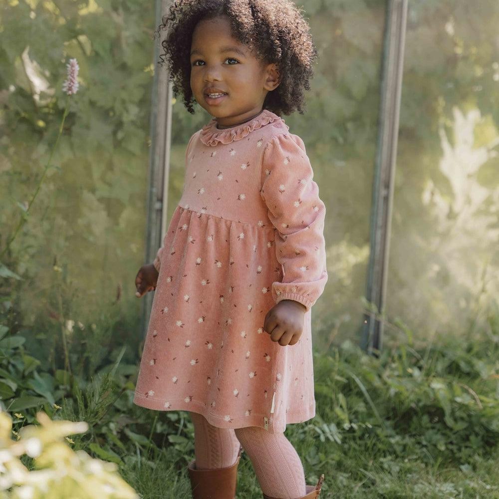 De Little Dutch flower jurk met lange mouw in de kleur warm rose is een prachtige jurk voor je kleintje. De jurk is gemaakt van een zachte stof en heeft een warme roze kleur, wat zorgt voor frisse en leuke uitstraling. VanZus